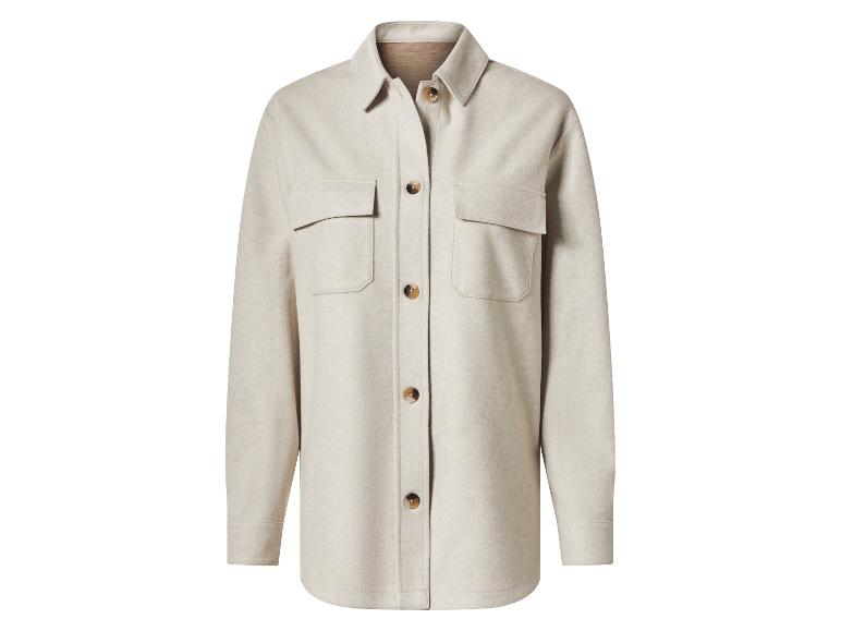 Veste chemise beige pour femme avec poches et boutons.