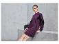 Une femme porte une robe pull à capuche Jette Sport violette.