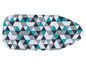 Une housse de table à repasser avec un motif géométrique de triangles en blanc, gris et turquoise.