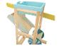 Jouet de sable en bois avec brouette, bac bleu et râteau jaune.