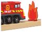 Camion de pompiers jouet rouge sur rails en bois s'approchant d'un accessoire flamme.