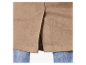 Détail du bas d'un manteau en daim beige.