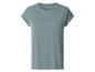Un t-shirt uni pour femme avec des manches retroussées.