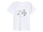 T-shirt blanc pour enfant avec imprimé estival : plage, parasol et montagnes.