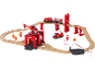 Ensemble de train en bois de pompiers avec pont, hélicoptère, camion de pompiers et pompiers.