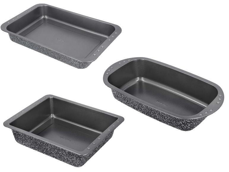 Trois moules de cuisson gris avec surface mouchetée, rectangulaires et ovales.