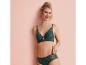 Une femme portant un soutien-gorge et une culotte en dentelle verte.