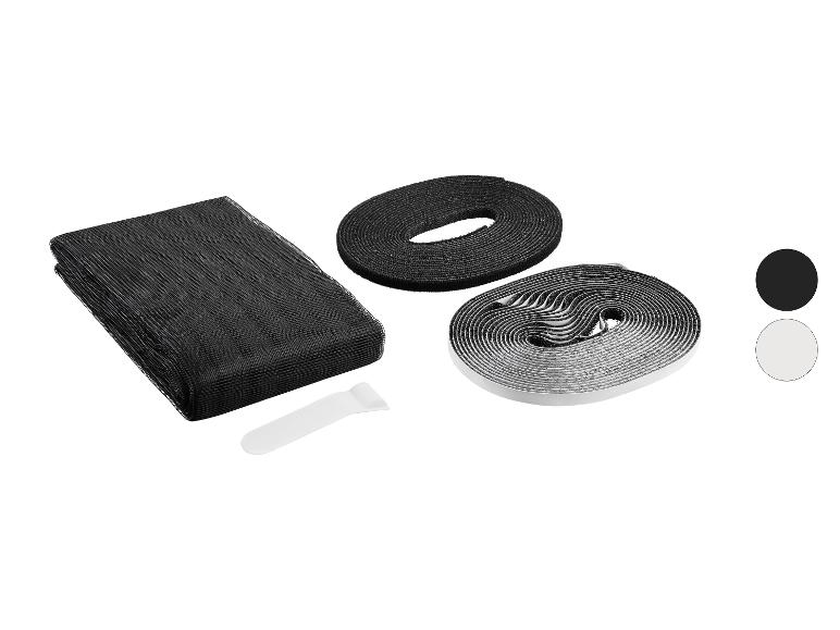 Moustiquaire noire, bande auto-agrippante adhésive et un outil d'installation blanc.