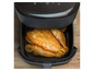 Un poulet rôti dans une friteuse à air.