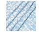 Tissu bleu clair à motifs floraux.