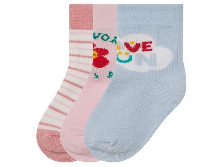 Trois paires de chaussettes bébé avec des rayures, des fleurs et un motif 'love'.