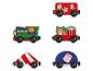 Un train vert, une voiture rouge avec un raton laveur et une voiture rouge à thème de Noël.