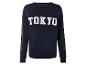 Un sweat-shirt bleu marine avec l'inscription 'Tokyo'.
