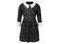 Une robe noire avec un col blanc et un motif de toiles d'araignées et de crânes.