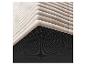 Tissu matelassé beige avec un motif à pois noirs.