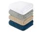 Une pile de serviettes de bain en blanc, gris, beige et bleu foncé.