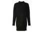 Un pull noir en maille à manches longues.