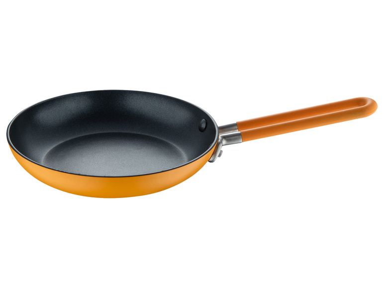 Une poêle orange avec revêtement antiadhésif.