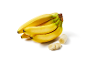 Un régime de bananes jaunes mûres avec quelques tranches coupées sur un fond blanc.