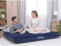 Un couple est allongé sur un lit gonflable Bestway dans un salon.