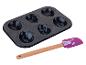 Un moule à œufs avec un design de lapin et une spatule rose avec un design de lapin.
