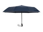 Un parapluie bleu foncé avec une poignée noire.