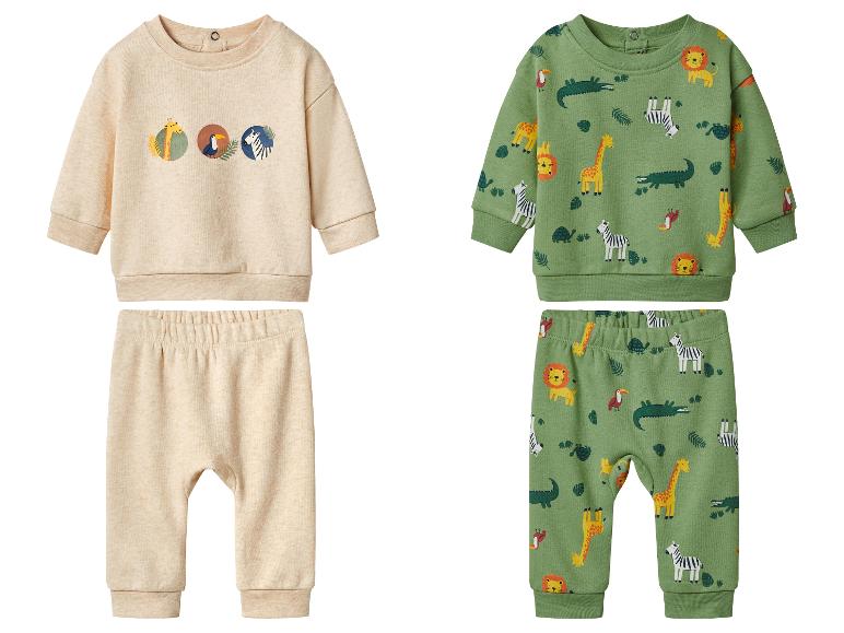 Deux ensembles de vêtements pour bébé avec imprimé animal: un beige avec trois motifs ronds d'animaux et un vert avec des animaux de la jungle.
