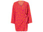 Une robe portefeuille rose à imprimé orange.