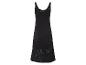 Robe longue noire en crochet ajouré.