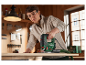 Une femme utilise une scie sauteuse Parkside dans son atelier.