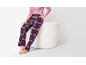 Pyjama femme avec haut à manches longues et pantalon à carreaux bordeaux.