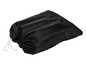 Un sac noir à cordon.