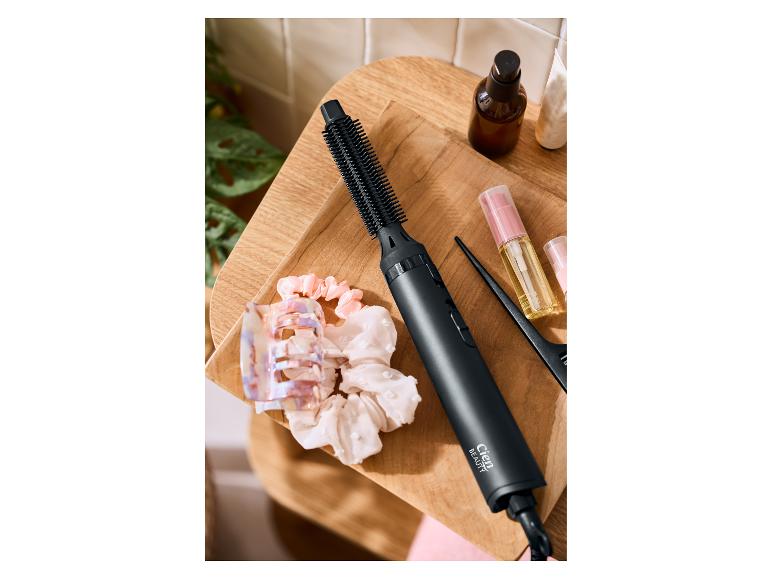 Brosse soufflante Cien Beauty, accessoires et produits capillaires sur un plateau en bois.
