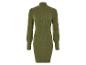 Une robe en tricot verte à manches longues.