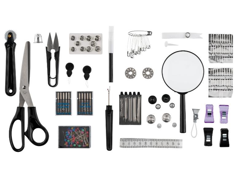 Kit de couture avec ciseaux, aiguilles, épingles et autres accessoires.