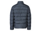 Une veste d'hiver bleu foncé à col montant.