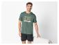 Homme souriant en t-shirt vert avec le texte « SUNDAY MOOD » et short noir.