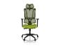 Chaise de bureau verte avec dossier en maille et appui-tête, sur roulettes.