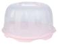 Un protège-gâteau en plastique rose avec un couvercle.