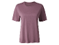 Un t-shirt mauve à col rond.