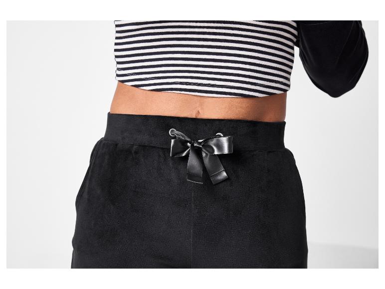 Haut rayé et pantalon noir avec nœud en satin