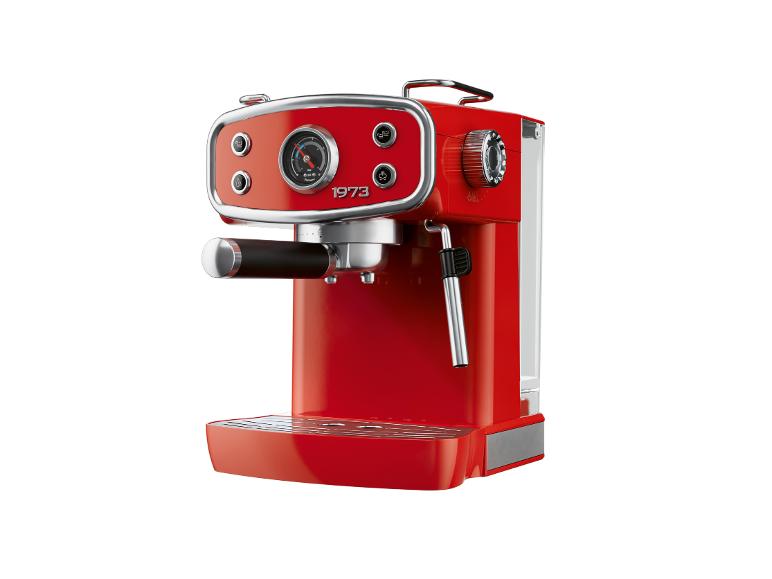 Machine à café rouge avec manomètre et boutons rotatifs, vue en angle.