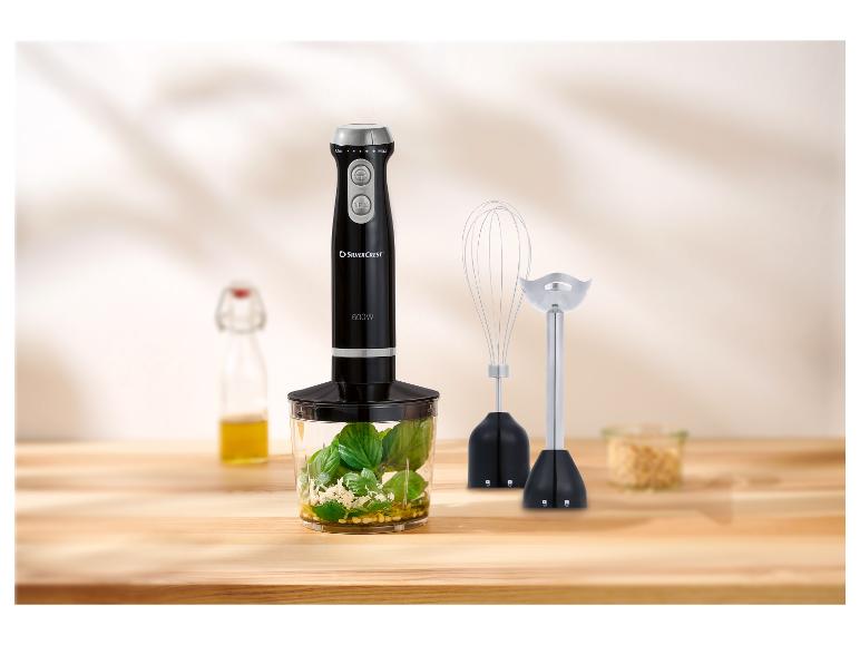 Mixeur plongeant SilverCrest 600W avec accessoires en cuisine.