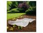 Toile de protection blanche sur de jeunes plants de laitue dans le jardin.