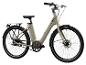 Un vélo électrique beige avec transmission par courroie et des pneus Schwalbe.