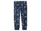 Pantalon de pyjama bleu à motif lune et étoiles.