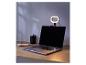 Un ordinateur portable avec une lumière annulaire sur un bureau.