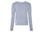 Un pull bleu clair à manches longues.
