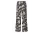Pantalon large pour femme avec un fond gris foncé et un imprimé de feuilles, poires et baies.