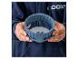 Un moule à gâteau en silicone bleu de la marque Coox.